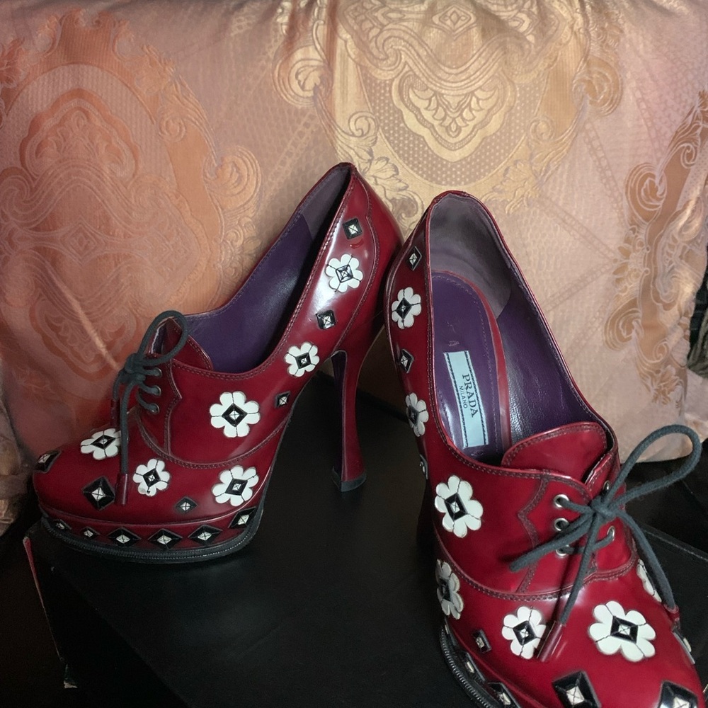 2012 PRADA WOMEN'S SPAZZOLATO FUME SHOES $1,125
US SIZE 7 Euro Size 38